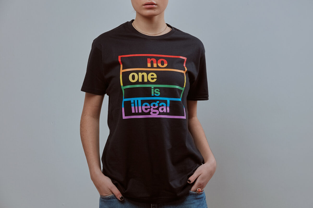 Koszulka z krótkim rękawem NO ONE IS ILLEGAL (tęczowa | duży logotyp)